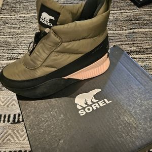 Sorel Out and About puffy green zip boots
